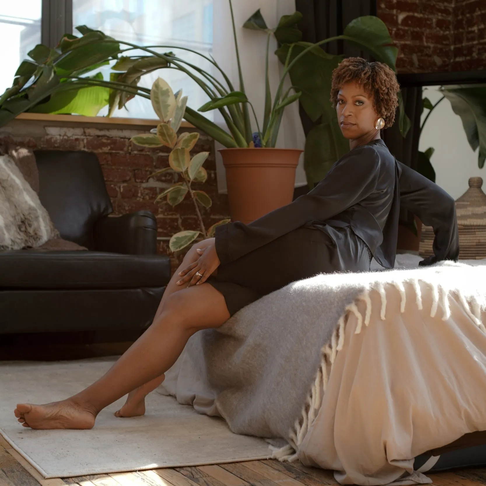 LOLA CROPPED SILK SLEEP SHIRT & BERMUDA SHORT SET IN NOIRE